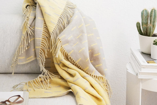 Brick Throw Black / White by Sylvain Willenz - Hem